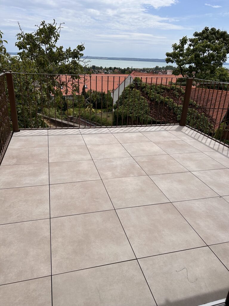 Szintezőtalpas greslap teraszburkolat Balaton-panorámával — Alsóörs